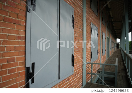 煉瓦の壁に鉄の扉の倉庫 124396628