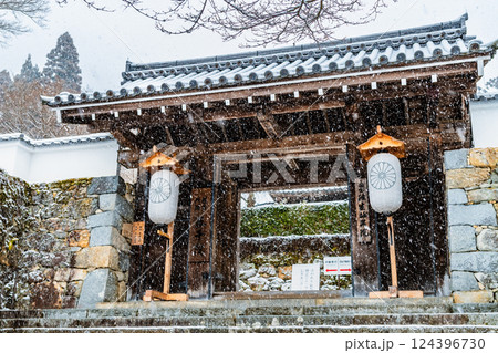 京都大原 雪の三千院　御殿門 124396730