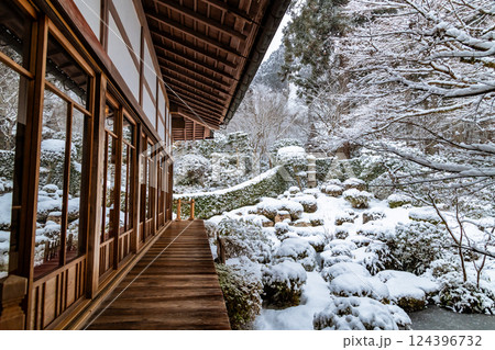 京都大原 雪の三千院　聚碧園 124396732
