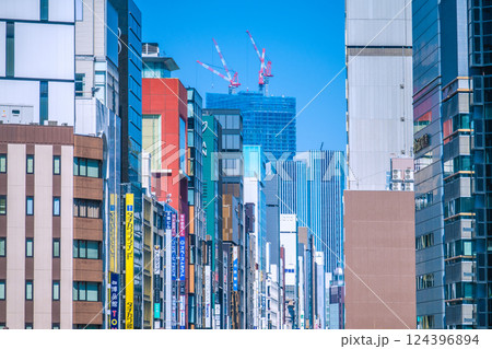 日本の東京都市景観3月21日。東京・銀座の街などを望む。画面奥には再開発の巨大ビルが見える＝令和7年 124396894