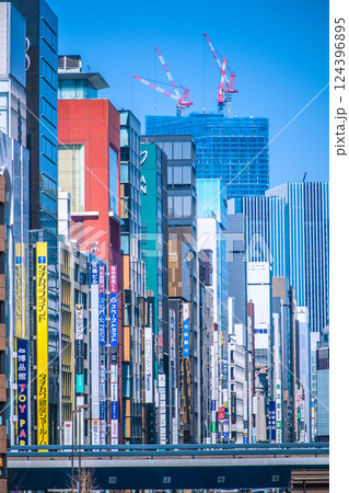 日本の東京都市景観3月21日。東京・銀座の街などを望む。画面奥には再開発の巨大ビルが見える=令和7年 日本の東京都市景観3月21日。東京・銀座の街などを望む。画面奥には再開発の巨大ビルが見える=令和7年 124396895