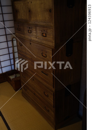 古民家のタンス 124396913