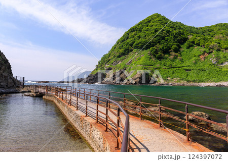 北海道泊村、盃海水浴場から弁天島に続く道【5月】 北海道泊村、盃海水浴場から弁天島に続く道【5月】 124397072
