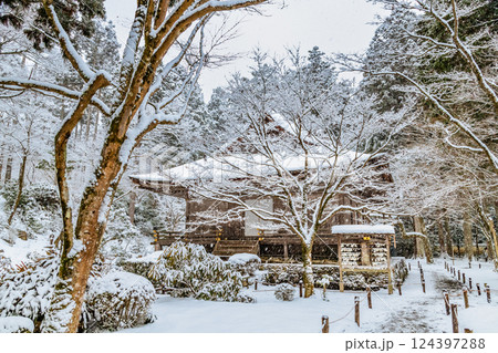 京都大原 雪の三千院 往生極楽院 京都大原 雪の三千院 往生極楽院 124397288