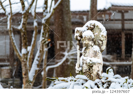 京都大原 雪の三千院　往生極楽院 124397607
