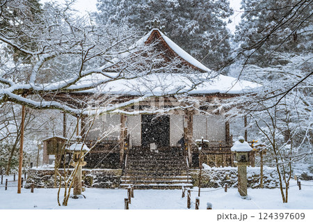 京都大原 雪の三千院 往生極楽院 京都大原 雪の三千院 往生極楽院 124397609