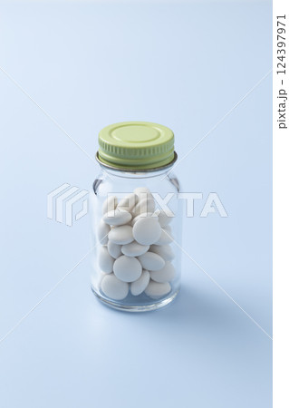 青背景に錠剤 青背景に錠剤 124397971