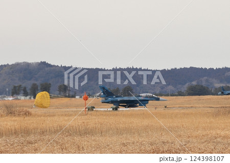 訓練飛行　F-2戦闘機　航空自衛隊松島基地 124398107