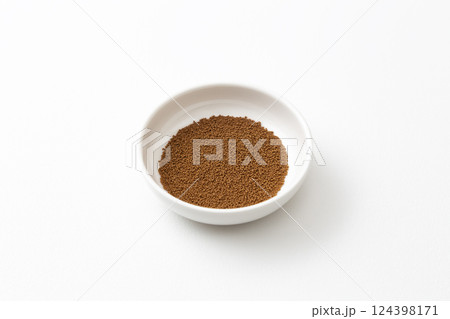 白背景に葛根湯 白背景に葛根湯 124398171