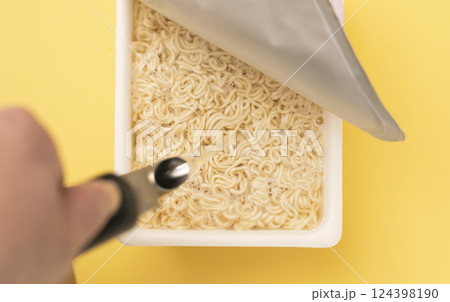 カップ焼きそばにお湯を注ぐ 124398190