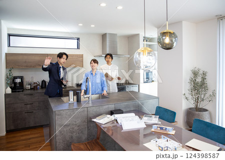住宅営業 モデルハウスでキッチンの説明をする 日本人 住宅営業 モデルハウスでキッチンの説明をする 日本人 124398587