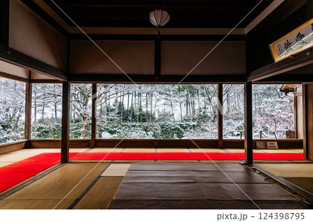 京都大原 雪の宝泉院　額縁庭園 124398795