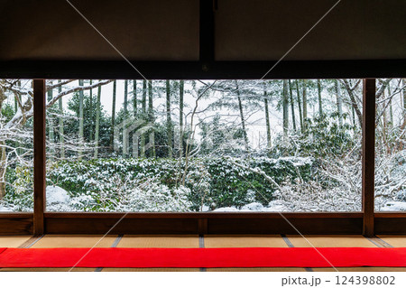 京都大原 雪の宝泉院　額縁庭園 124398802