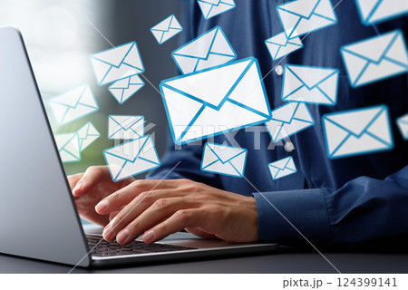 ビジネスにおけるEメールマーケティング。多数のEメールを送受信する。オフィスのデスクでノートパソコン 124399141