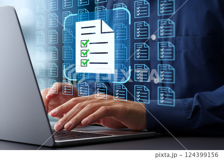 法律文書の作成と保存。文書管理システムDMSテクノロジー。多数のファイルアイコンとチェックマーク。オ 124399156
