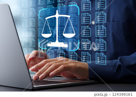 法律文書のコンプライアンス管理体制。ビジネスとDMSのテクノロジー。オフィスのデスクでノートパソコン 124399161