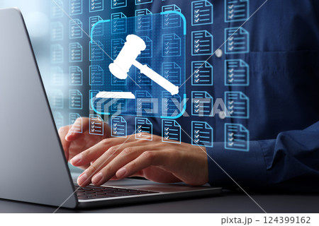 法律文書管理体制。ビジネスと法律。ハンマーのアイコンとクラウドサーバーに文書を保存するビジネスマン。 法律文書管理体制。ビジネスと法律。ハンマーのアイコンとクラウドサーバーに文書を保存するビジネスマン。 124399162