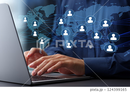 グローバルな人材ネットワークと国境を越えたコラボレーション。チームとコミュニケーションをとるノートパ 124399165