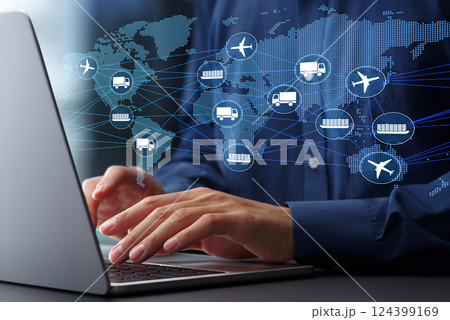 グローバルなサプライチェーンと物流マネジメント。複合輸送と配送ネットワーク。ノートパソコンを使って出 124399169