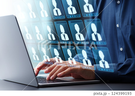 顧客データ管理と従業員データ管理。CRM顧客関係管理。ノートパソコンを使ってデータを管理するビジネス 124399193