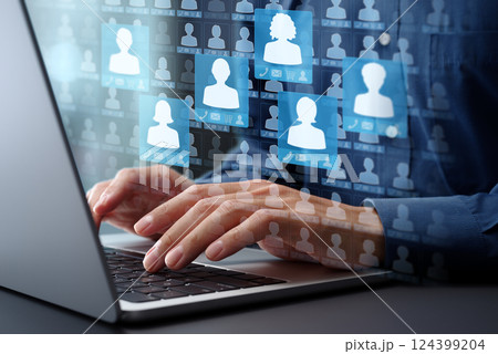 リストからリード顧客のデータを探し分析する。クライアント情報管理とアナリティクス。オフィスのデスクで 124399204