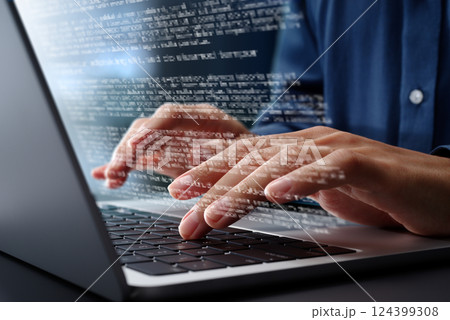 レポートや記事を書くイメージ。文書の作成。ノートパソコンのキーボードをタイピングする手のアップ。オフ 124399308