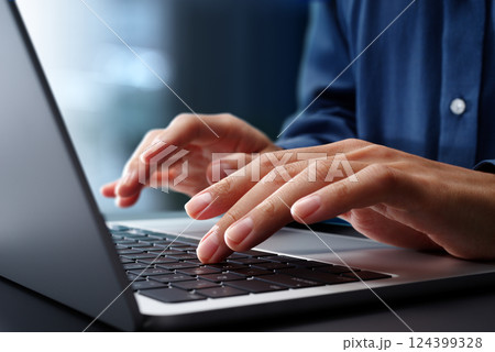 ノートパソコンのキーボードをタイピングする手のアップ。オフィスのデスクで働くビジネスマン。仕事でテク 124399328