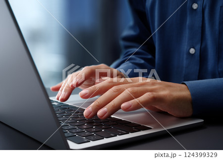 ノートパソコンのキーボードをタイピングする手のアップ。オフィスのデスクで働くビジネスマン。仕事でテク 124399329