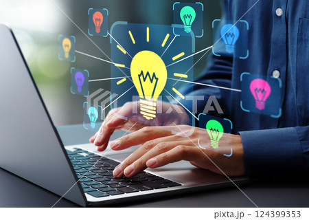 ナレッジマネジメントとマッピング。ブレインストーミングとアイデアの創出。ノートパソコンを使って解決策 ナレッジマネジメントとマッピング。ブレインストーミングとアイデアの創出。ノートパソコンを使って解決策 124399353