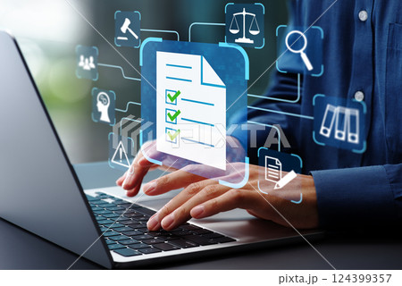 コンプライアンス管理と法律文書の自動化。監査管理と規制遵守。ノートパソコンを使って法律文書を作成する 124399357