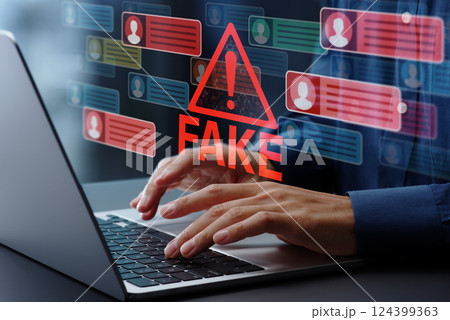 ソーシャルメディア上のフェイクニュース。ソーシャルメディア操作と虚偽情報。ノートパソコンを使ってソー 124399363