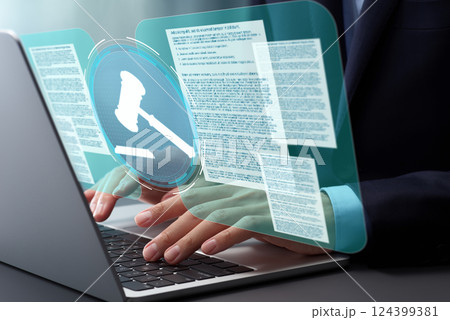 法律文書とガベルハンマーのアイコン。訴訟裁判に向けて法的文書を調べ、準備する弁護士。オフィスのデスク 124399381