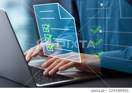 法律文書の準備。ファイルアイコンとチェックマーク。コンプライアンス体制。ノートパソコンのキーボードを 124399403