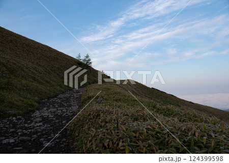 爽やかな朝の高原　霧ヶ峰 124399598
