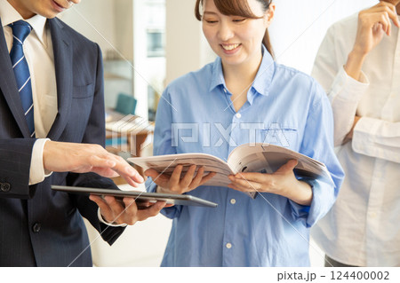 住宅営業 モデルルームを説明する日本人の営業 住宅営業 モデルルームを説明する日本人の営業 124400002