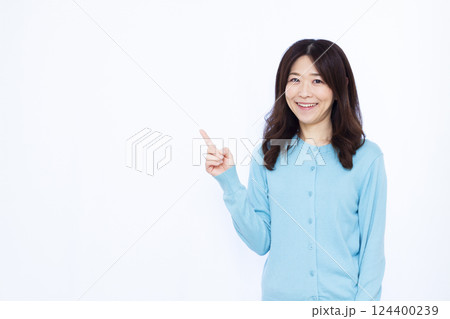 笑顔で人差し指を立てる女性 124400239