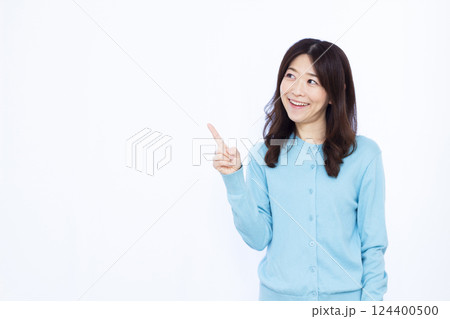 笑顔で人差し指を立てる女性 124400500
