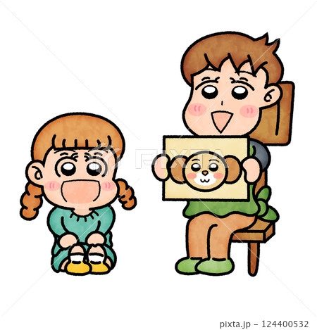 園児に紙芝居を見せる保育士 124400532