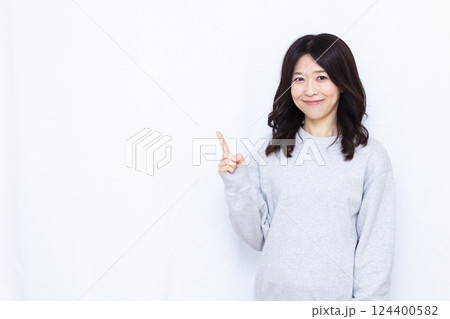 笑顔で人差し指を立てる女性 124400582
