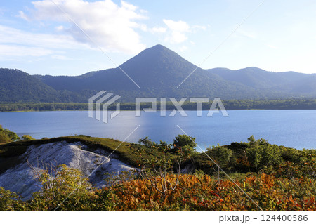 恐山から見る青空の大尽山と宇曽利山湖 124400586