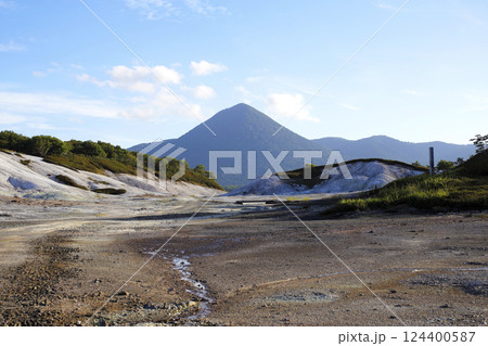 青空の下 恐山の荒涼とした岩肌と大尽山 124400587