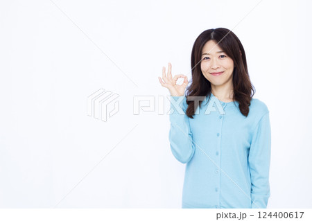 笑顔でOKサインをしている女性 124400617