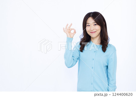 笑顔でOKサインをしている女性 笑顔でOKサインをしている女性 124400620