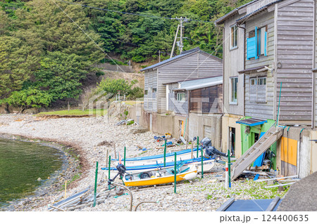 伝統的な焼杉板の町並みと海(兵庫県豊岡市竹野町) 伝統的な焼杉板の町並みと海(兵庫県豊岡市竹野町) 124400635