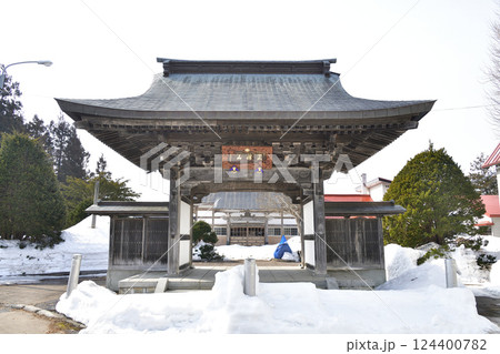 早春の北海道厚沢部町で正禅山本覚寺境内の風景を撮影 124400782