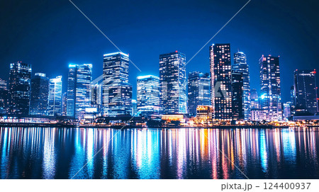 夜の都会と高層ビル 124400937
