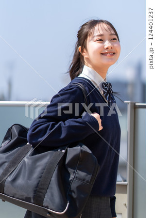 爽やかな青空の下元気に登校する女子高生 124401237