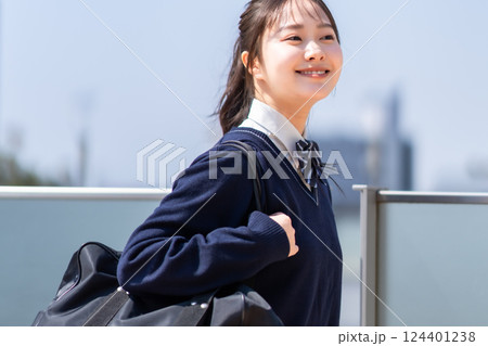爽やかな青空の下元気に登校する女子高生 124401238