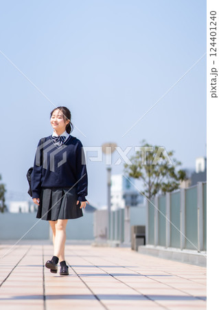 爽やかな青空の下元気に登校する女子高生 爽やかな青空の下元気に登校する女子高生 124401240