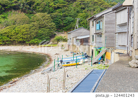 伝統的な焼杉板の町並みと海(兵庫県豊岡市竹野町) 伝統的な焼杉板の町並みと海(兵庫県豊岡市竹野町) 124401243